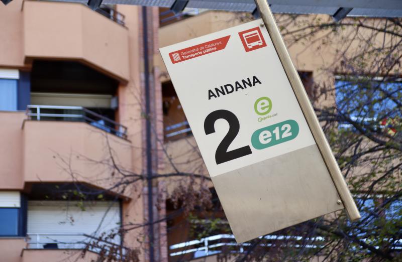 Detalle del indicador torcido del e-12 en la estación de buses de Vic