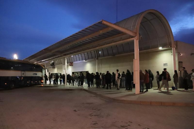 Estación de buses de Vilafranca del Penedès, llena de gente a trenc de alba