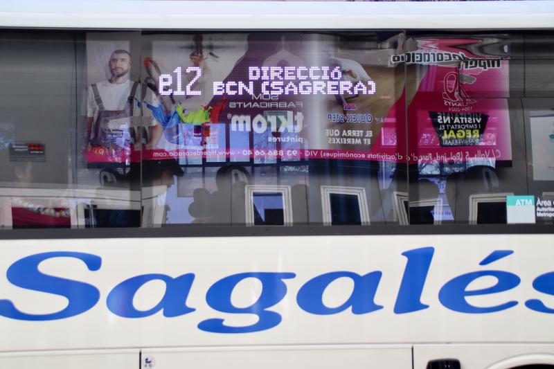 Detalle de un autobús e-12 en la estación de Vic que recoge pasaje para marchar hacia Barcelona