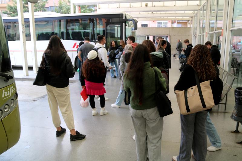 Cola de pasajeros esperando para subir al bus que viaja a Alcanar desde la estación de Tortosa