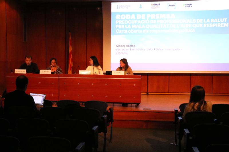 Genís Domínguez (Eixample Respira), Mònica Ubalde (ISGlobal), Carla Oliva (COMB) i Elena Codina (Societat Pediatria) en roda de premsa 2