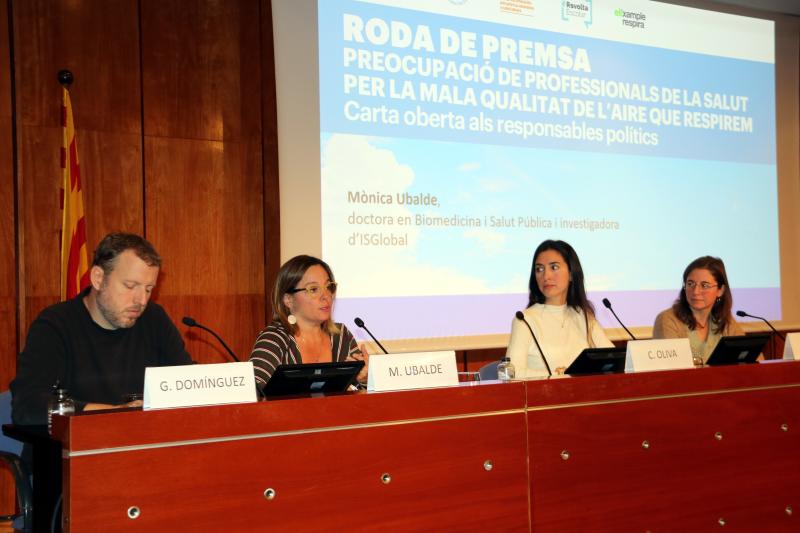 Genís Domínguez (Eixample Respira), Mònica Ubalde (ISGlobal), Carla Oliva (COMB) i Elena Codina (Societat Pediatria) en roda de premsa