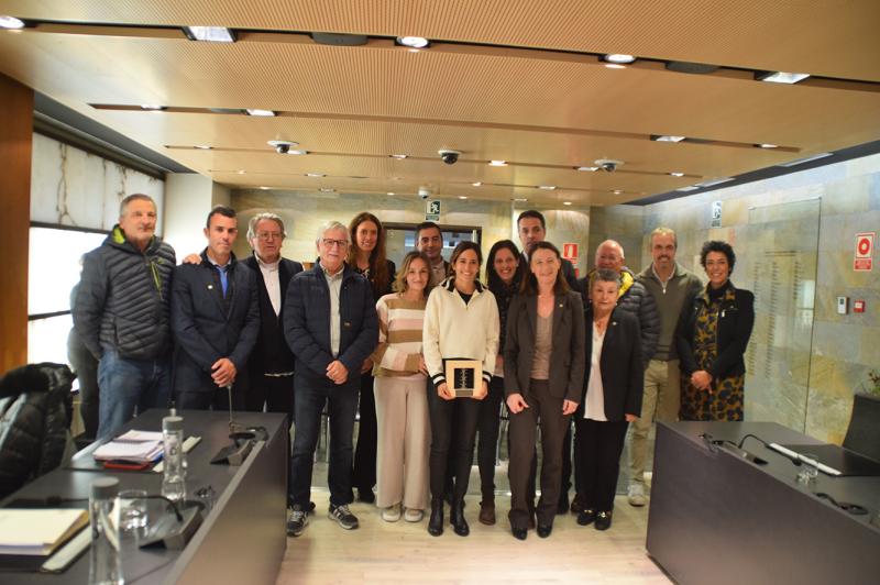 L'esportista, Ariadna Fenés, juntament amb els cònsols d'Ordino, Maria del Mar Coma i Eduard Betriu, i els seus familiars