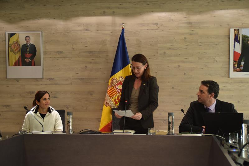 L'esportista, Ariadna Fenés, juntament amb els cònsols d'Ordino, Maria del Mar Coma i Eduard Betriu.