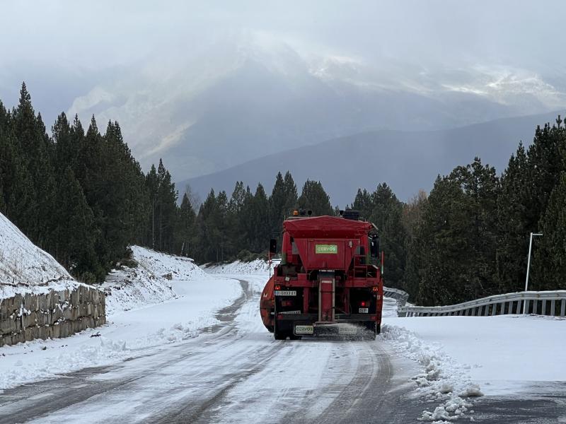 Una màquina llevaneu netejant la carretera de Port Ainé, al Pallars Sobirà