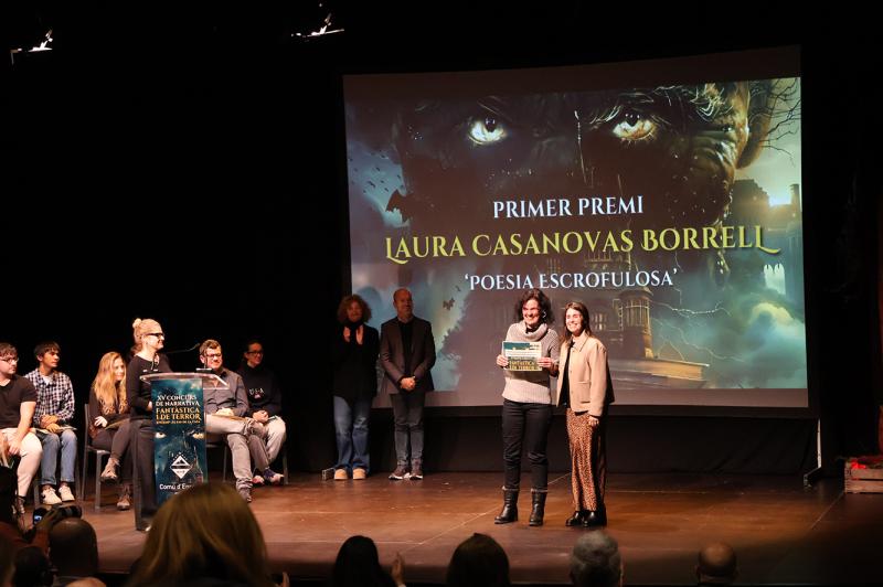 Laura Casanovas recogiendo el primer premio de los XV Premios de Narrativa Fantástica y de Terror
