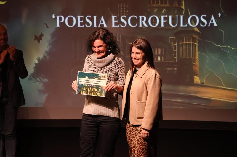 Laura Casanovas recogiendo el primer premio de los XV Premios de Narrativa Fantástica y de Terror 2