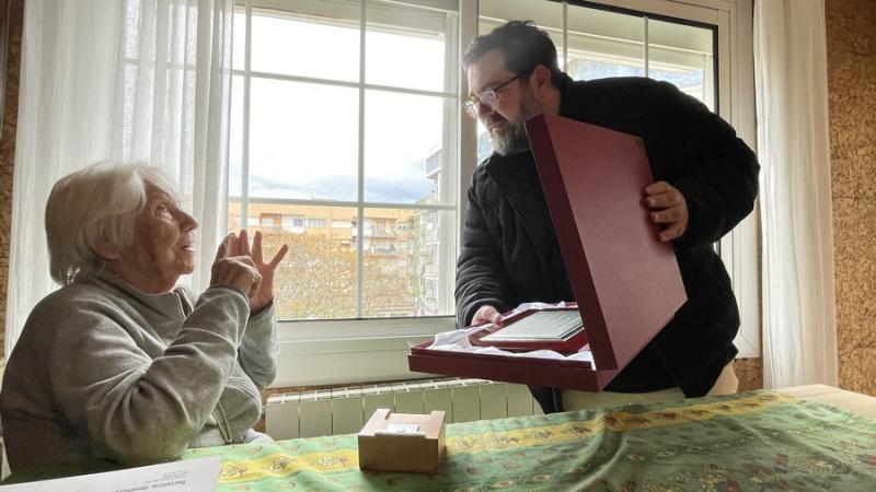 L'alcalde Jordi Hernández lliura la placa commemorativa dels 100 anys