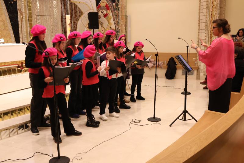 La Coral Petits cantaires Lauredians cantant durant el concert de Nadal de Sant Julià de Lòria