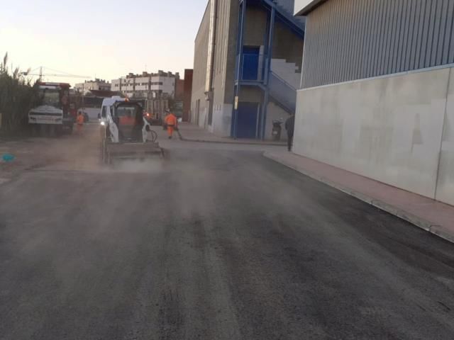 Asfaltatge d'un lateral del Pavelló Isaac Gálvez de Vilanova i la Geltrú