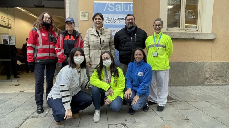 L'equip de vacunació amb l'alcalde, la regidora i les agents cívics (1)