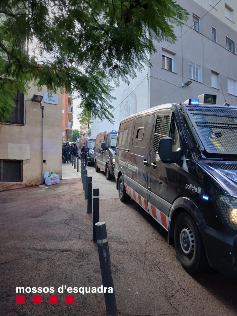 Furgonetes dels Mossos al carrer 2