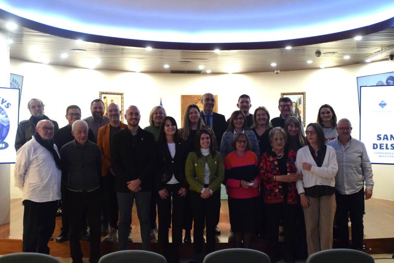 Foto de família dels consellers del comú d'Encamp amb personalitats que apareixen en el documental de Sant Jaume dels Corals d'Encamp