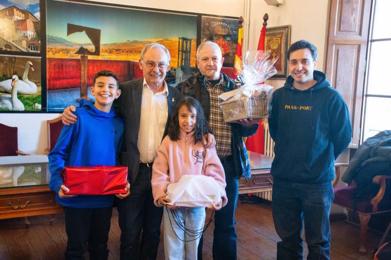 Puigcerdà otorga los premios del Concurso de Poesía de Navidad y el Concurso de Dibujo del Cartel de Reyes 6