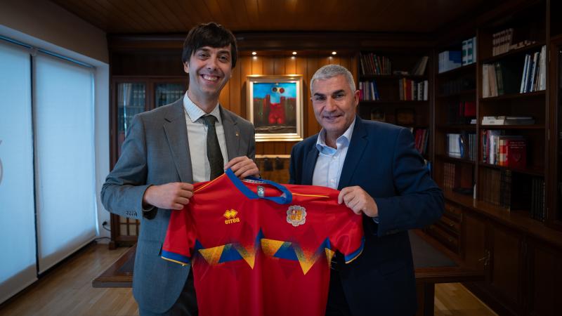 El cónsul mayor de Andorra la Vella, Sergi González, y el presidente de la Federación Andorrana de Fútbol, Fèlix Álvarez