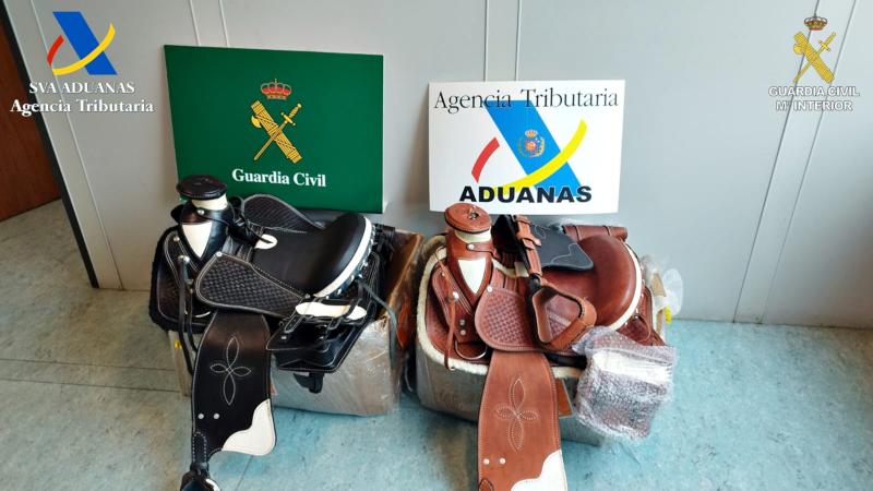Dues selles de muntar cavall intervingudes a l'aeroport del Prat amb cocaína al seu interior