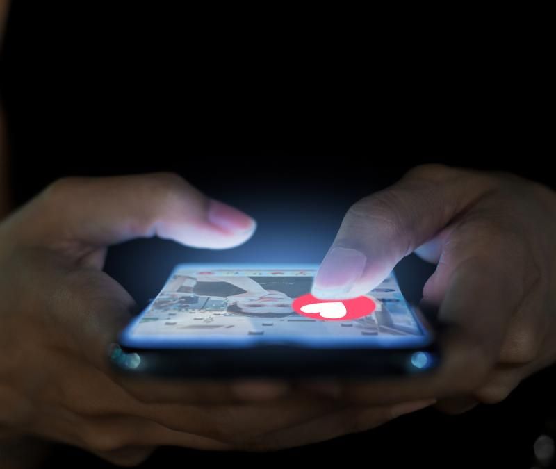 Un mòbil amb Tinder