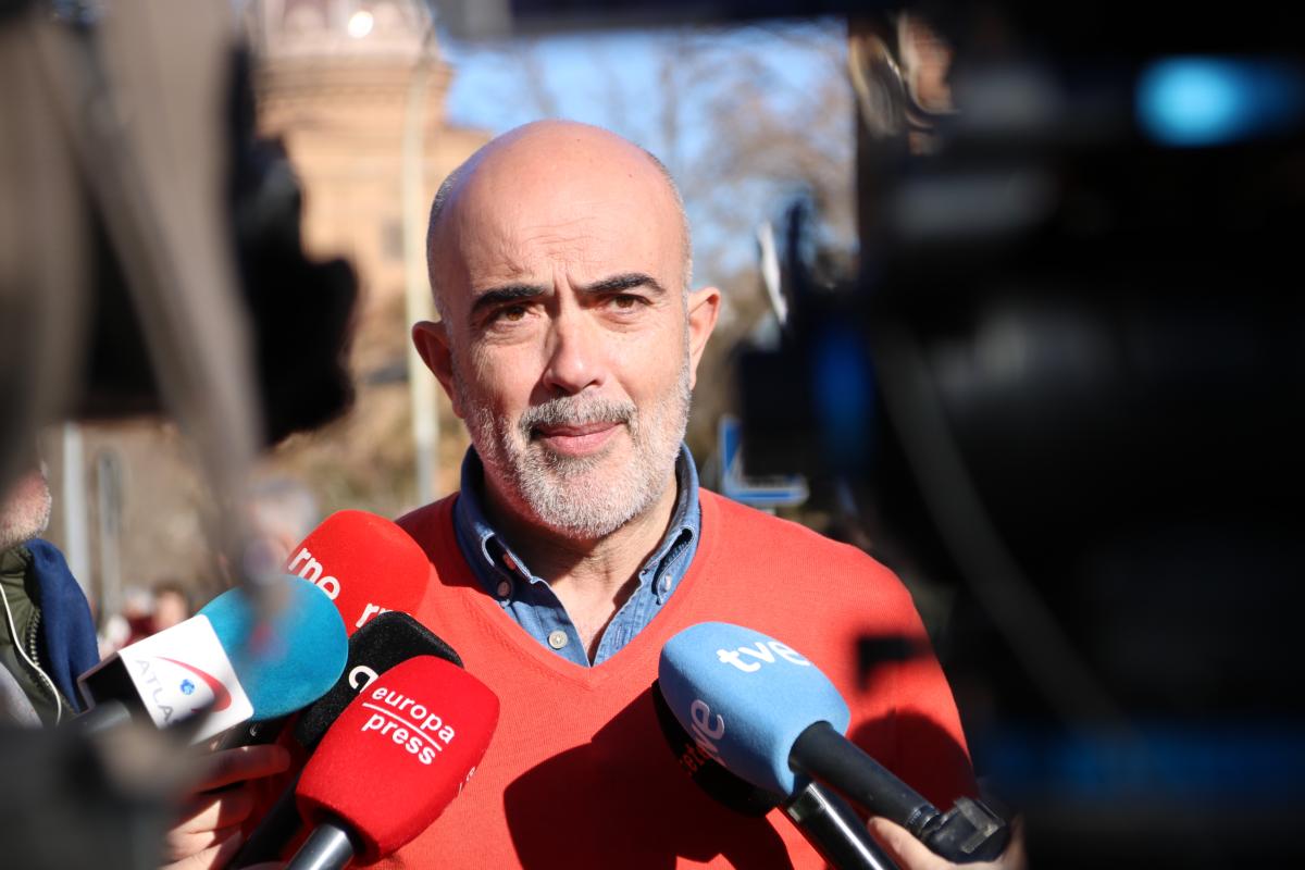 El líder del grup del PP a Barcelona, Dani Sirera, atén la premsa