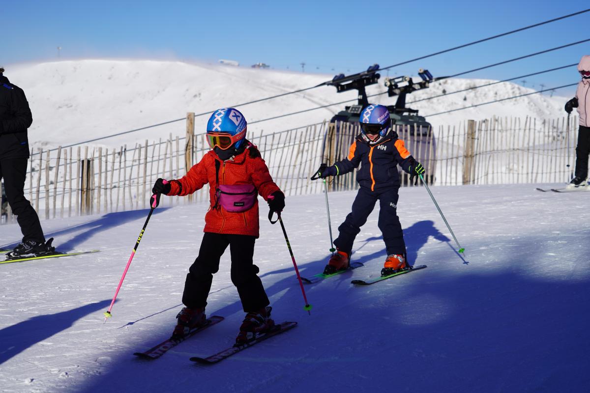 Dos joves esquiadors de l'escola de neu d'Encamp