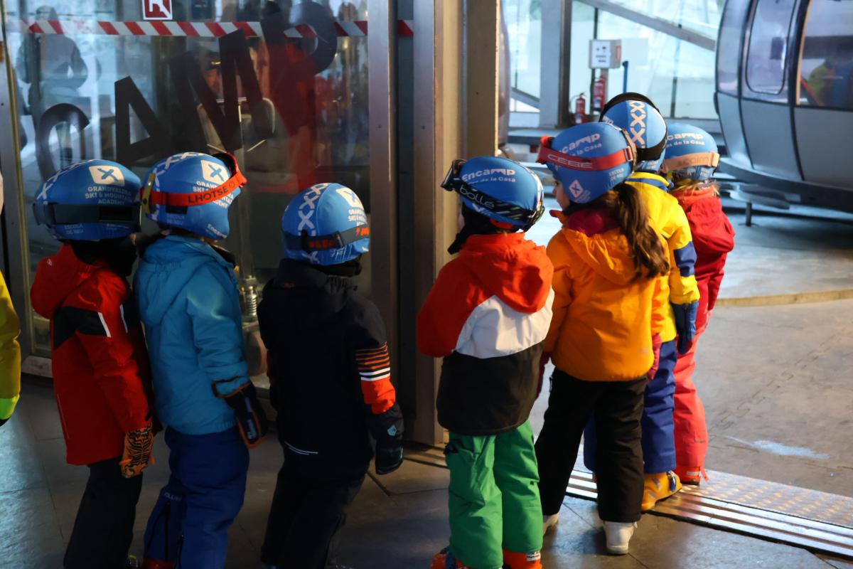 Alguns dels infants de l'escola de neu pujant al telecabina 1