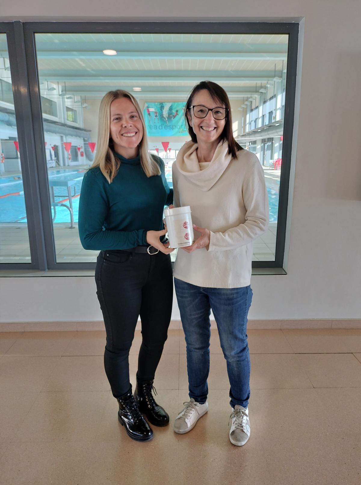 La regidora d'Esports, Yolanda Marqués, lliurant els diners a la delegada de la Lliga contra el Càncer a l'Hospitalet de l'Infant, Gemma Arias