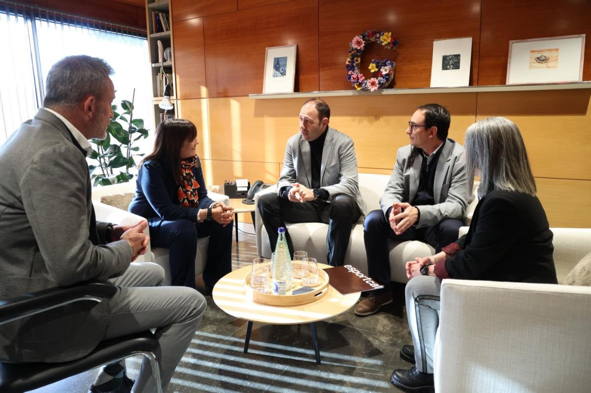 El conseller d'Esports, Berni Àlvarez, i l'alcaldessa de Gavà, Gemma Badia 1
