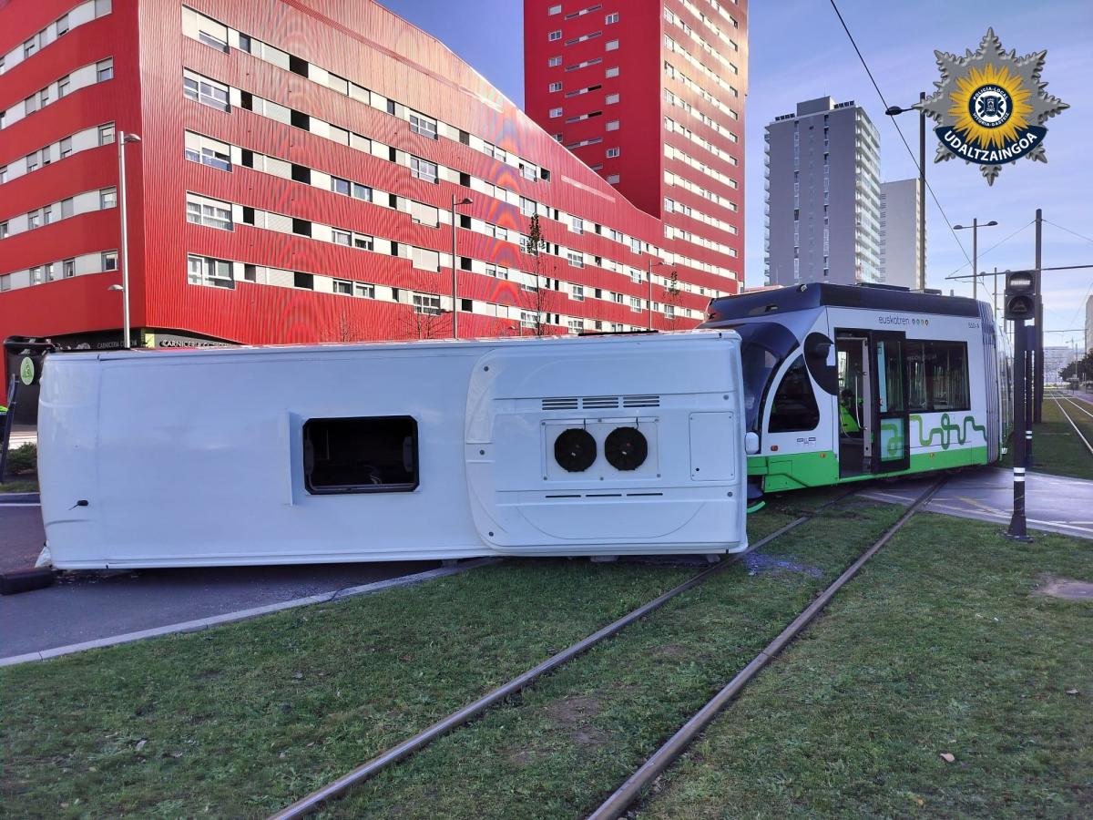 Accident d'un tramvia i un microbús a Vitòria