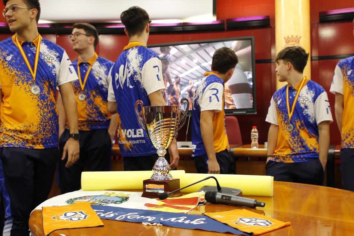 Roquetas recibe con honores a su equipo de vóley