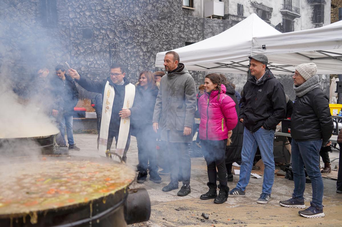 La cónsul mayor de Encamp, Laura Mas, y otros participantes durante la bendición