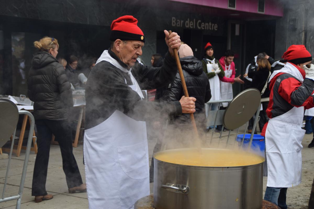 Un escudellaire remanant l'escudella a Sant Julià de Lòria