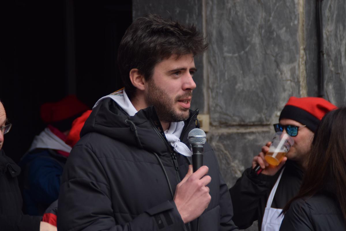 El cònsol de Sant Julià de Lòria, Cerni Cairat, fent un discurs abans de començar l'escudellada