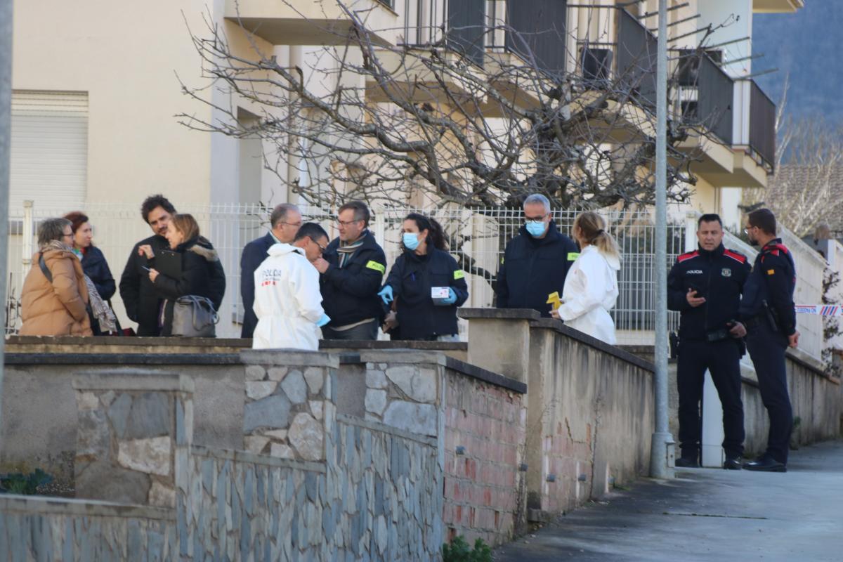 Els membres de la comitiva judicial amb els Mossos treballant a Sant Joan les Fonts