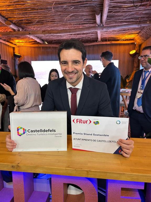 L'Alcalde Manu Reyes, amb el premi i el Distintiu de Destinació de Turisme Intel·ligent