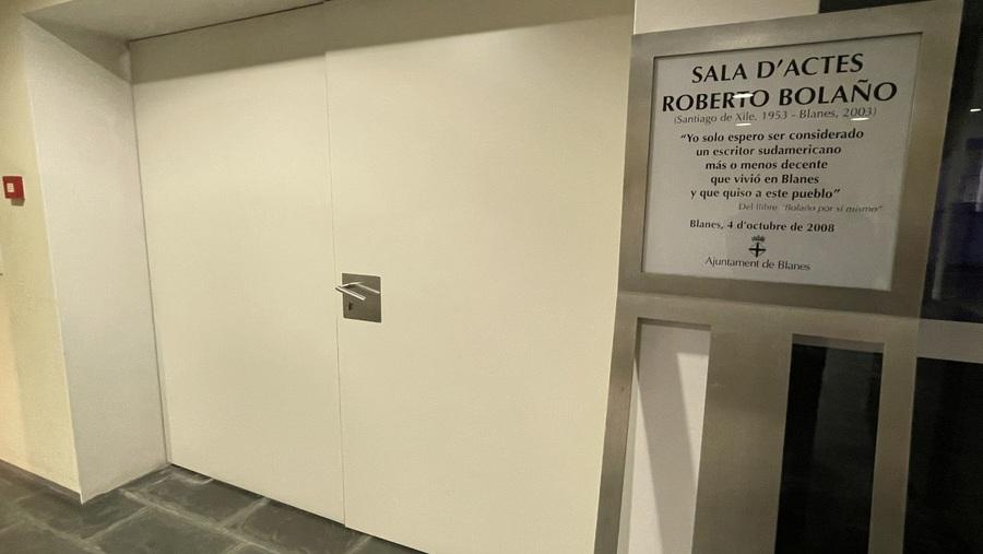 Placa Sala d'Actes Roberto Bolaño a la Biblioteca 2