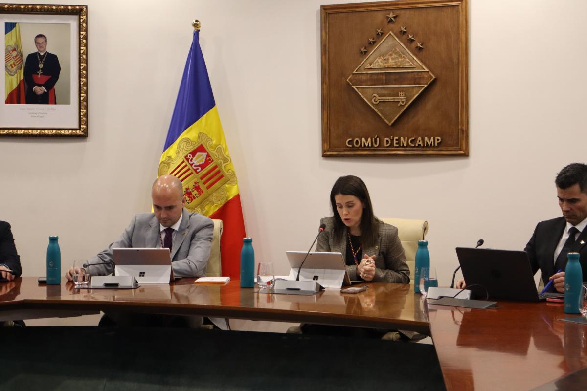 La cònsol major d'Encamp, Laura Mas, amb el cònsol menor, Xavier Fernàndez, durant la sessió de consell de comú