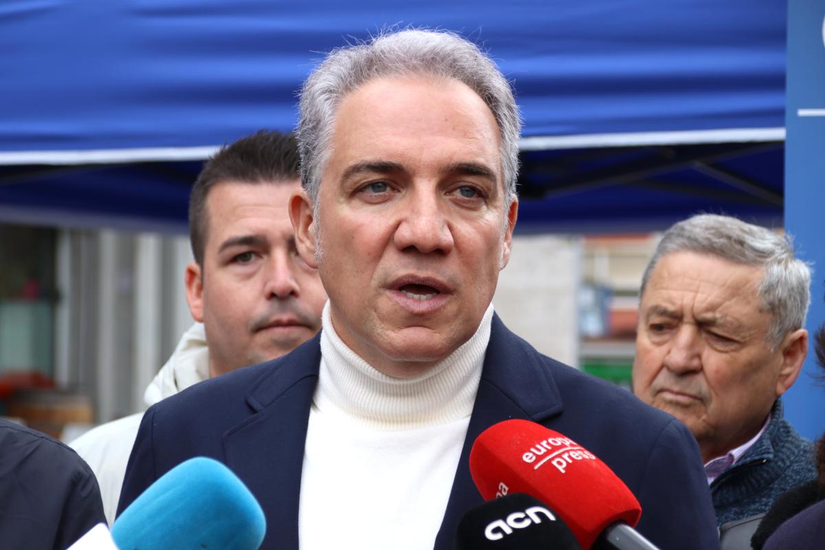 El vicesecretari de Coordinació de Política Autonòmica i Local del PP, Elías Bendodo, en una atenció a mitjans a Cornellà de Llobregat