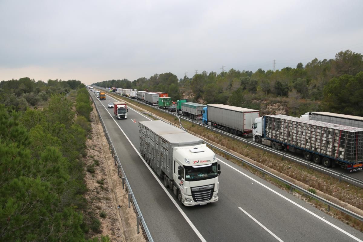 Colas kilométricas en la AP-7 por el accidente de tres camiones en L'Hospitalet de l'Infant