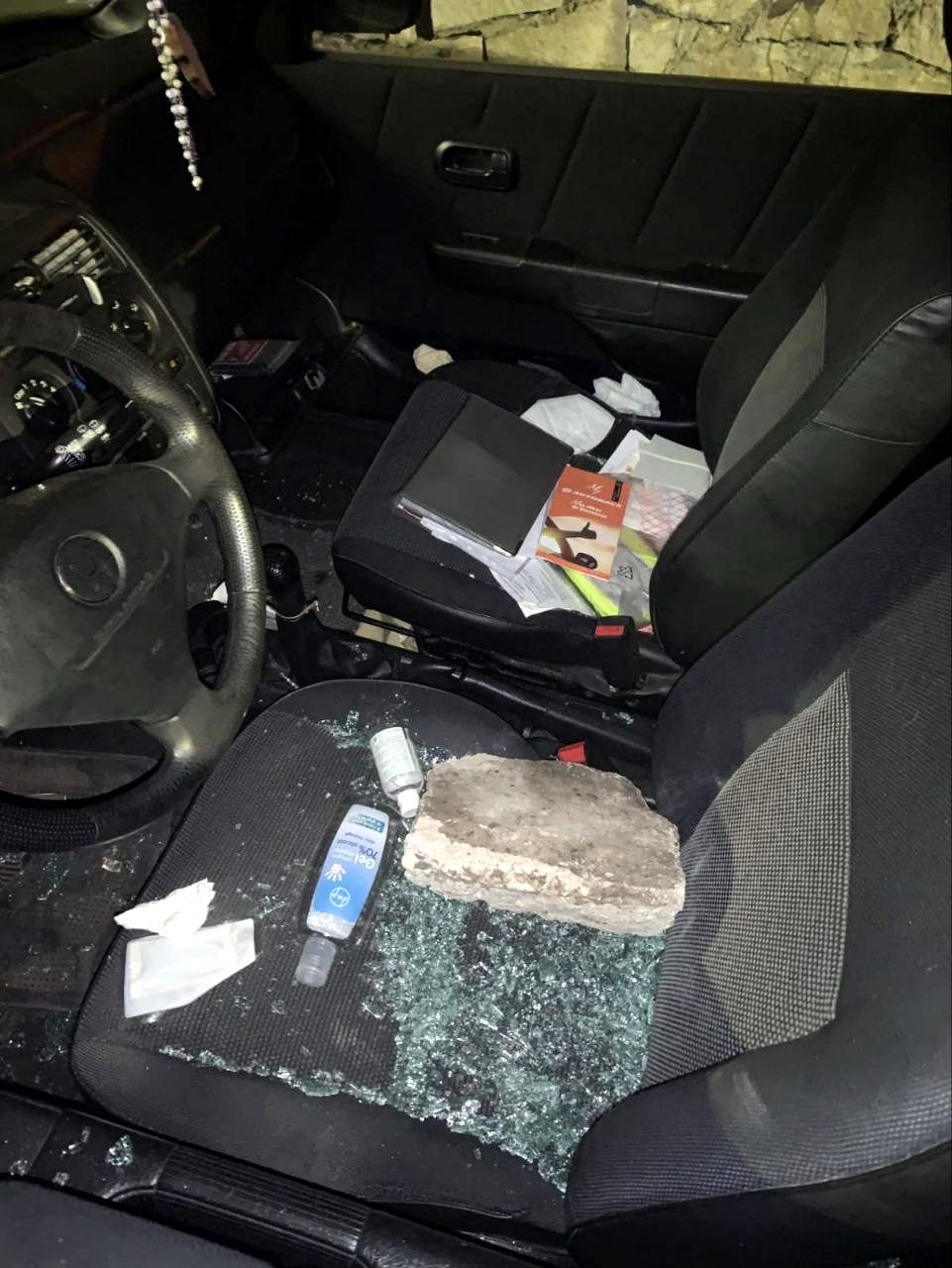 Uno de los coches aparcados en la calle del Polvorín con los cristales rotos y la guantera revuelta