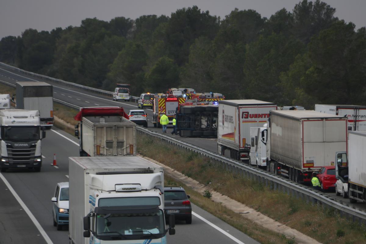 Colas kilométricas en la AP-7 por el accidente de tres camiones en L'Hospitalet de l'Infant