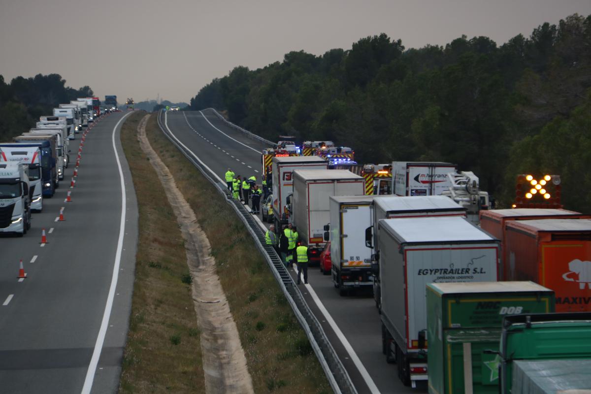Colas kilométricas en la AP-7 por el accidente de tres camiones en L'Hospitalet de l'Infant