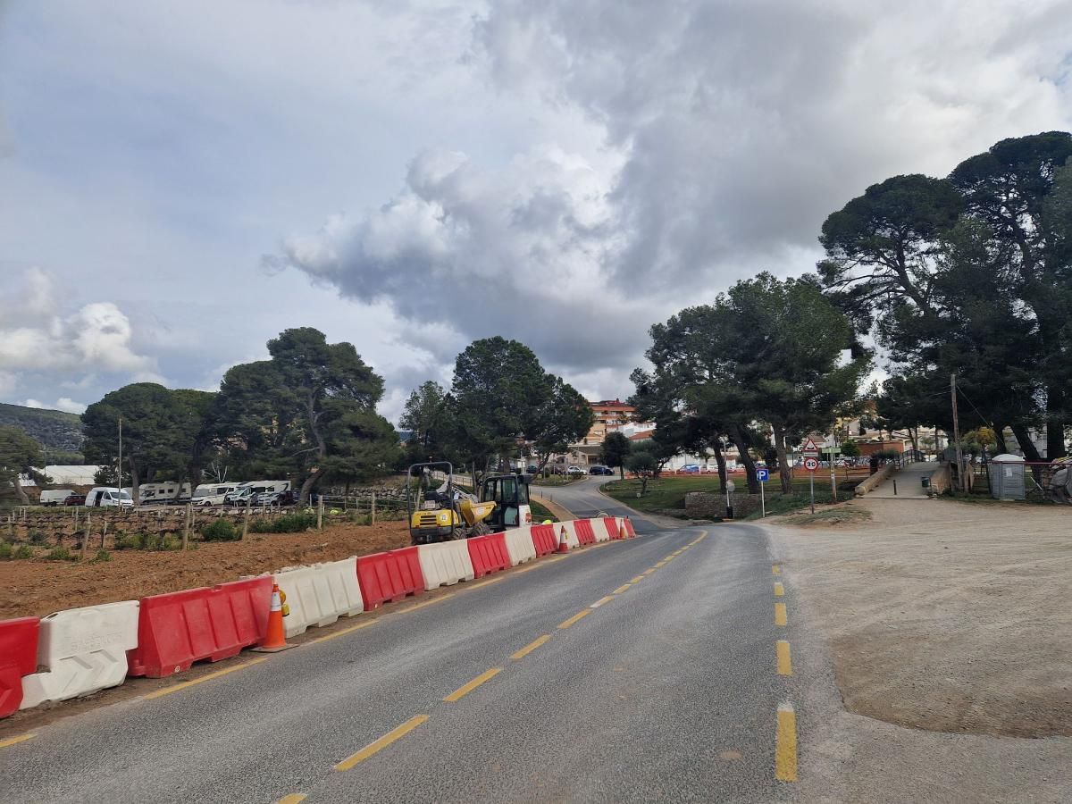 Obres de millora al camí del cementiri i el castell de sant pere de ribes
