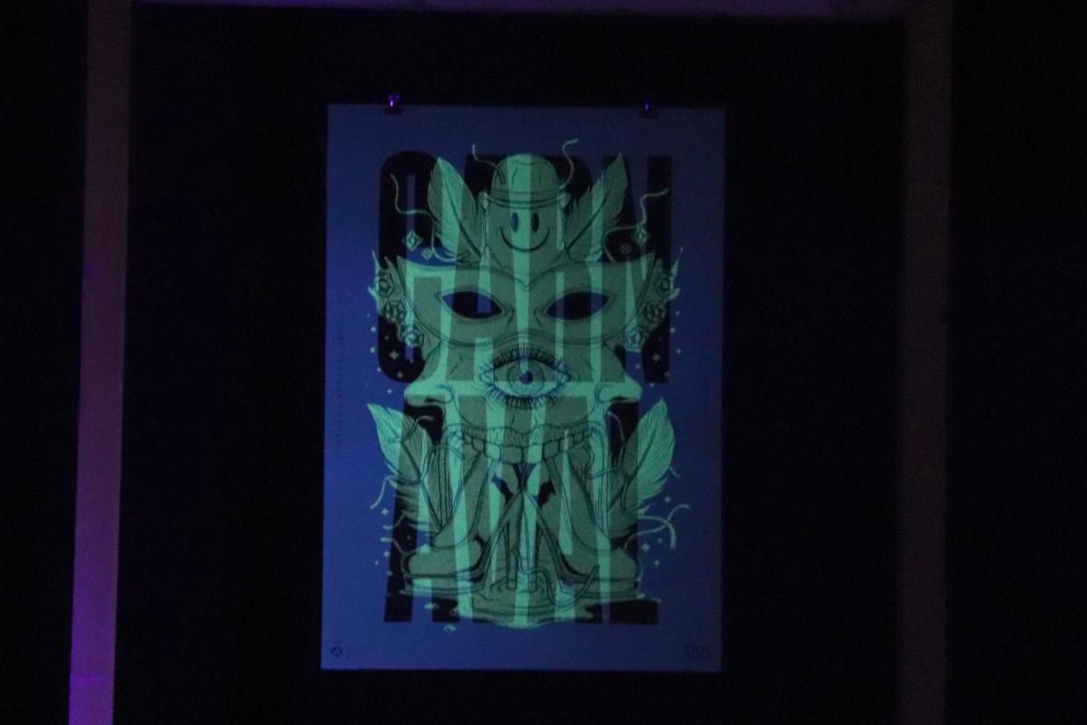 Cartell del Carnaval de Sitges 2025 amb elements fluorescents que només es veuen a la foscor, obra de Víctor Bregante