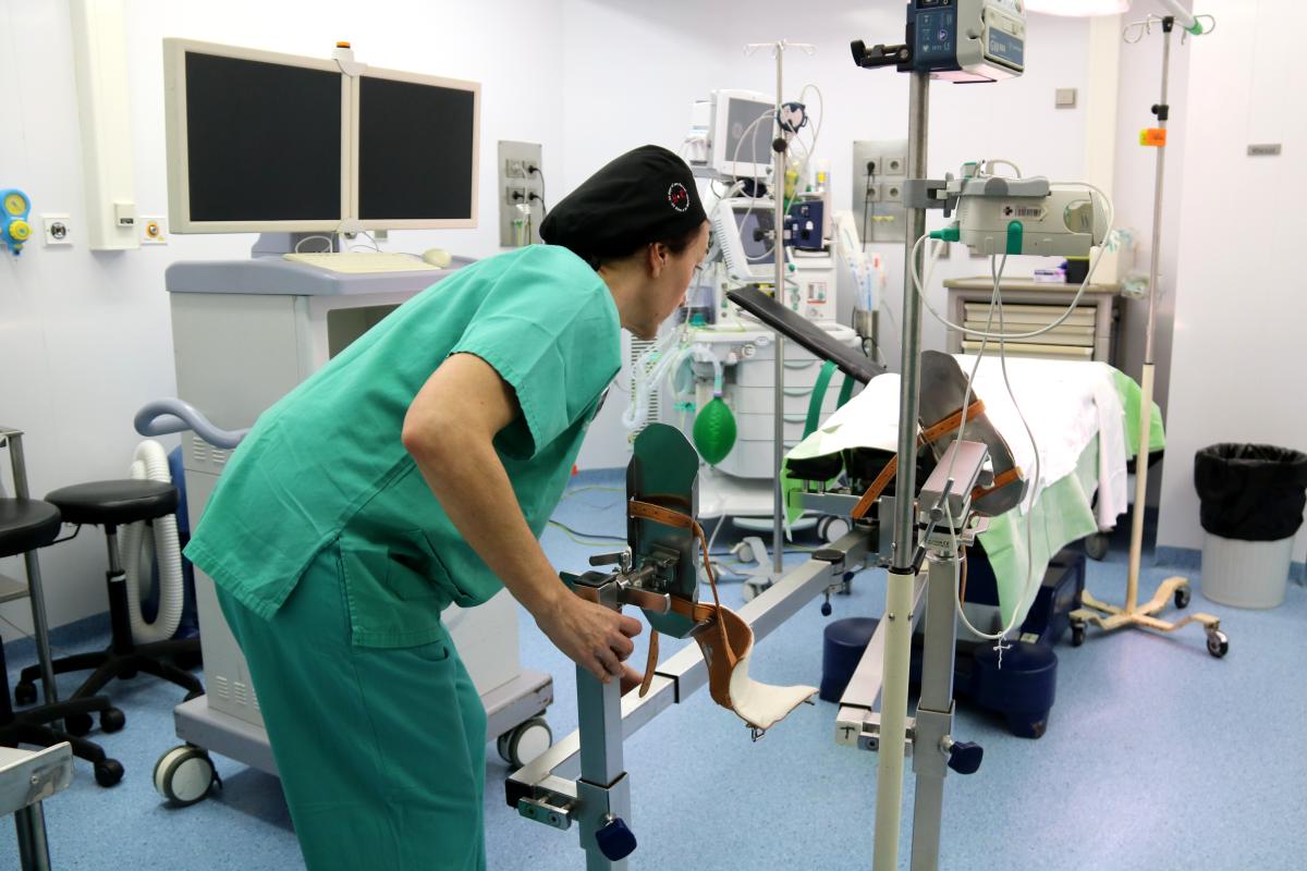 Una cirurgana en un quiròfan petit de l'Hospital Verge de la Cinta de Tortosa