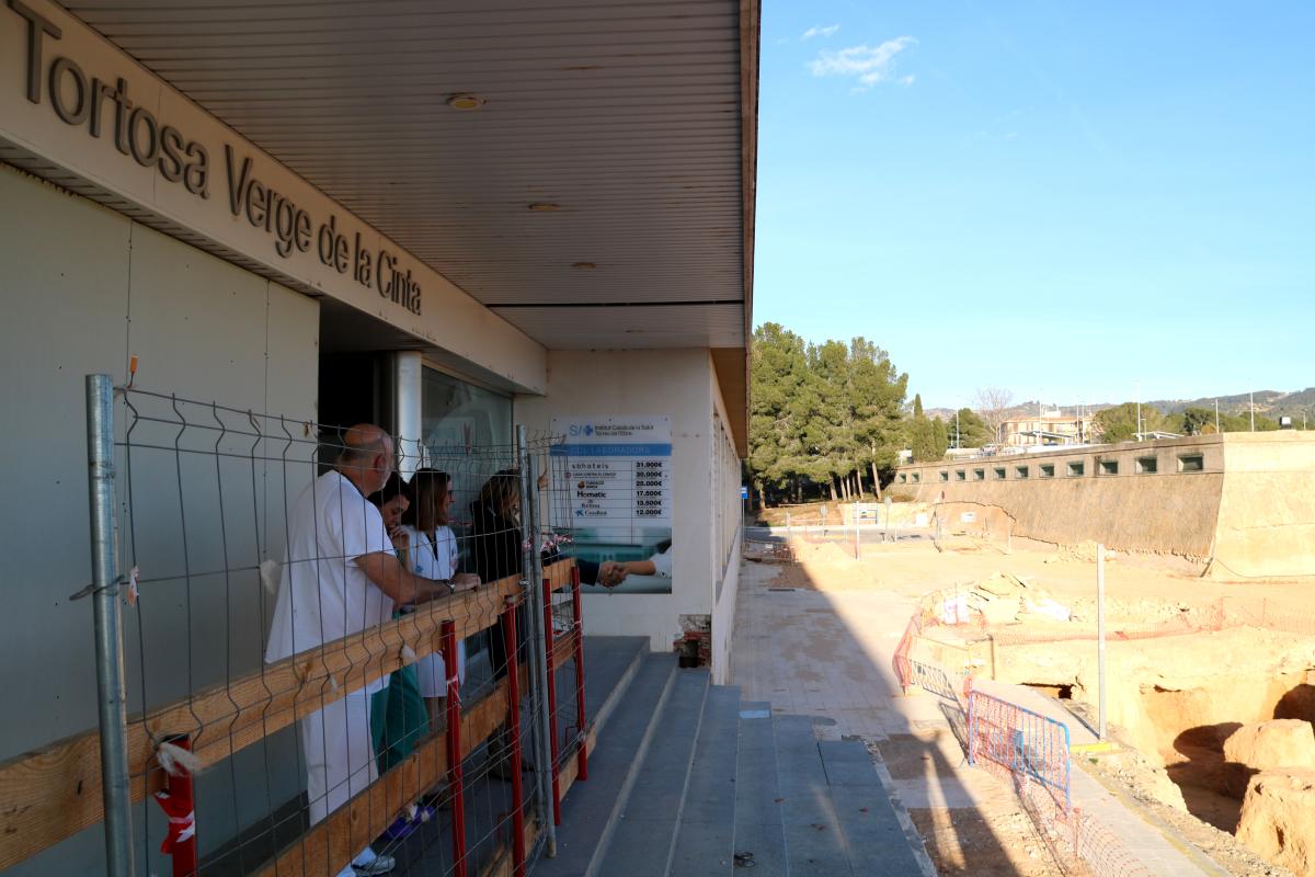 Metges mirant les obres de l'Hospital Verge de la Cinta de Tortosa