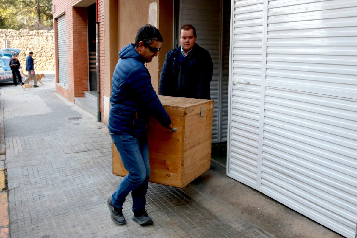 Dues persones treuen els nans de Montblanc del taller Avall de Reus