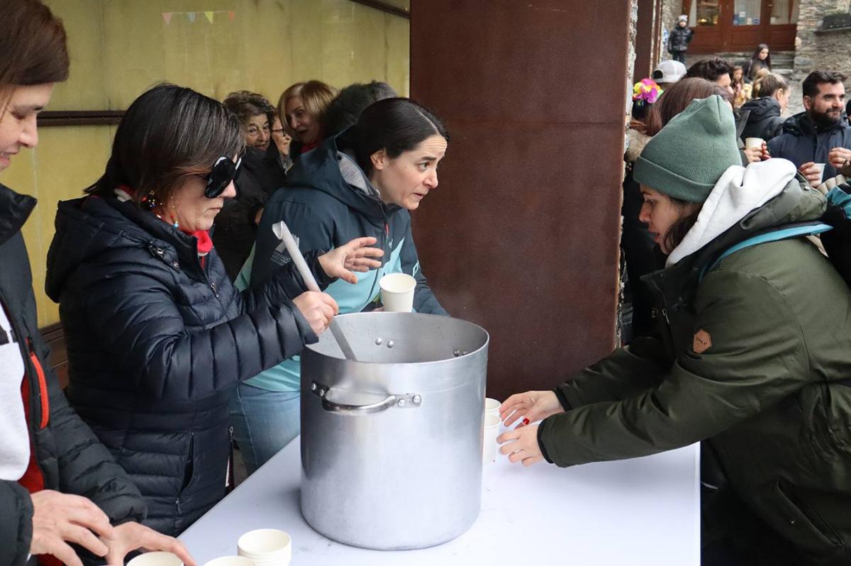 Els participants gaudeixen del vi calent cremat