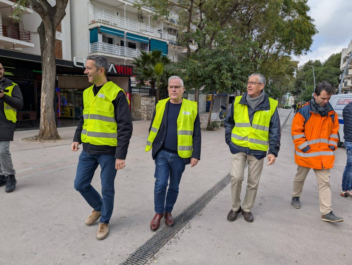 Pere Granados en las obras de peatonalización de la calle Carles Buïgas de Salou
