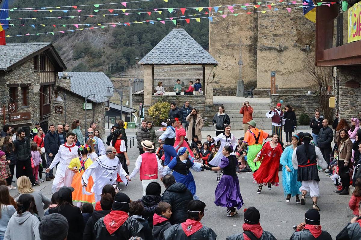 Actuació de l'esbart durant el Carnaval d'Ordino