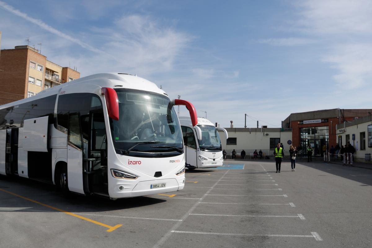 2 busos a l'estació de trens de Sant Vicenç de Calders