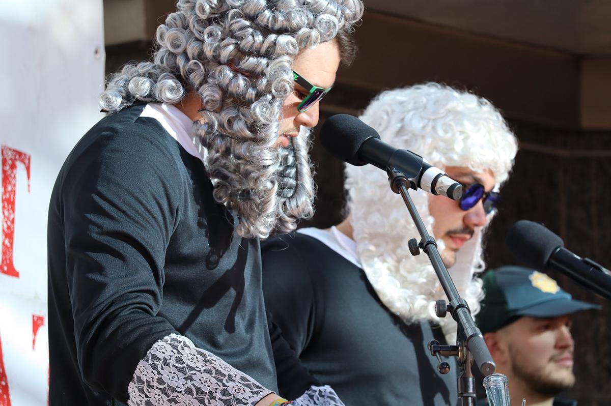 Un instant del Judici dels contrabandistes